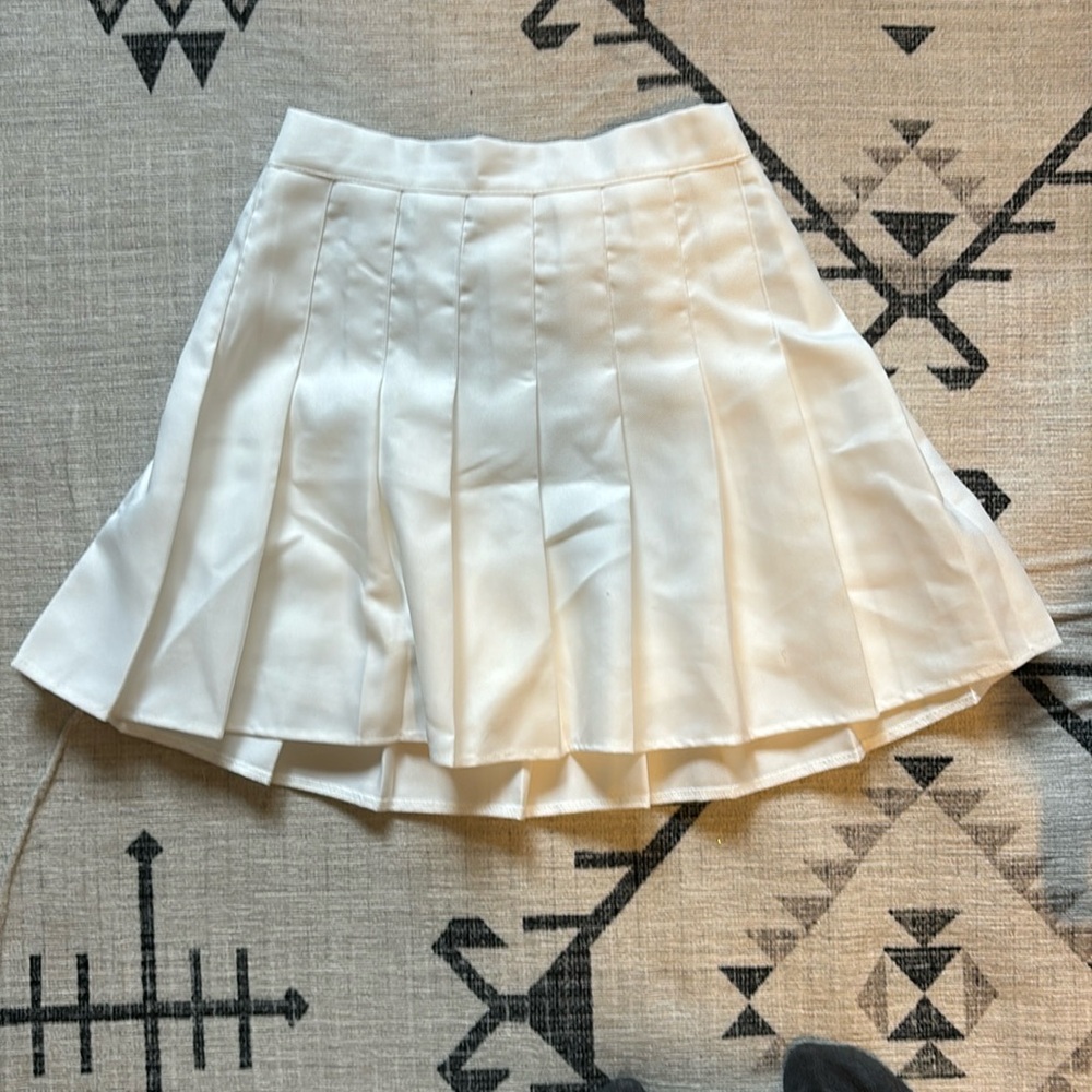 Pleated white skirt. Only worn once. Size xs